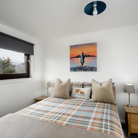 Ness Riverfront Holiday Home - City Centre إينفيرنيس المظهر الخارجي الصورة
