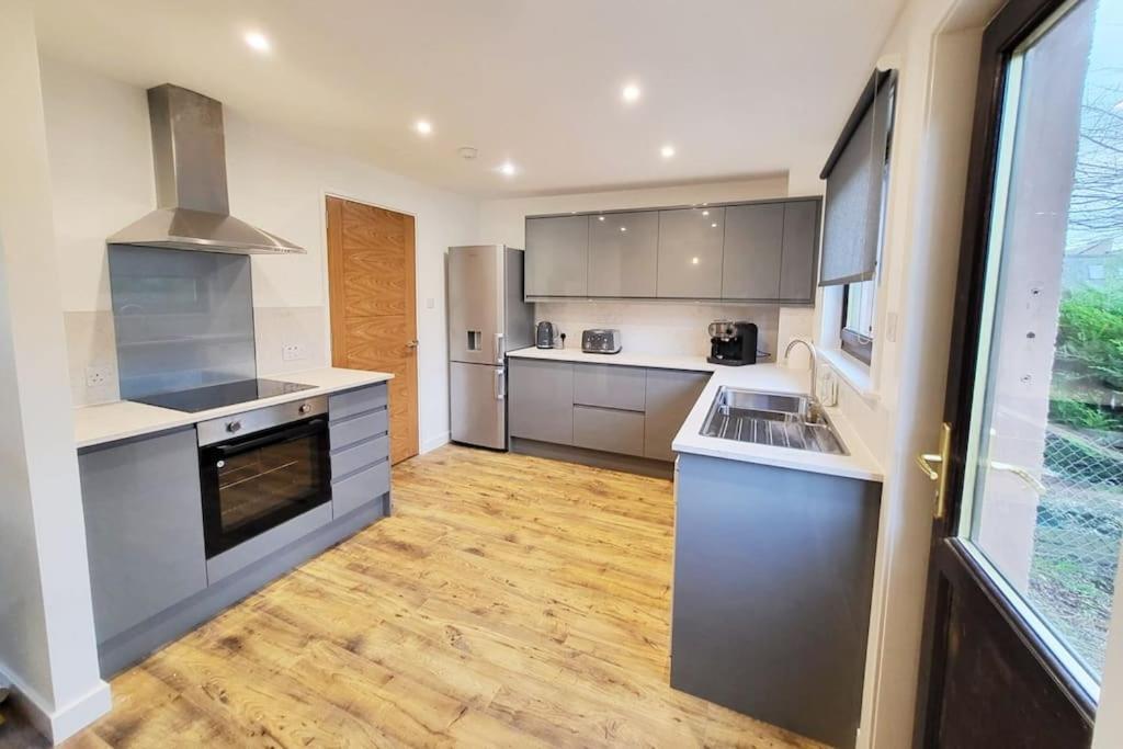 Ness Riverfront Holiday Home - City Centre إينفيرنيس المظهر الخارجي الصورة