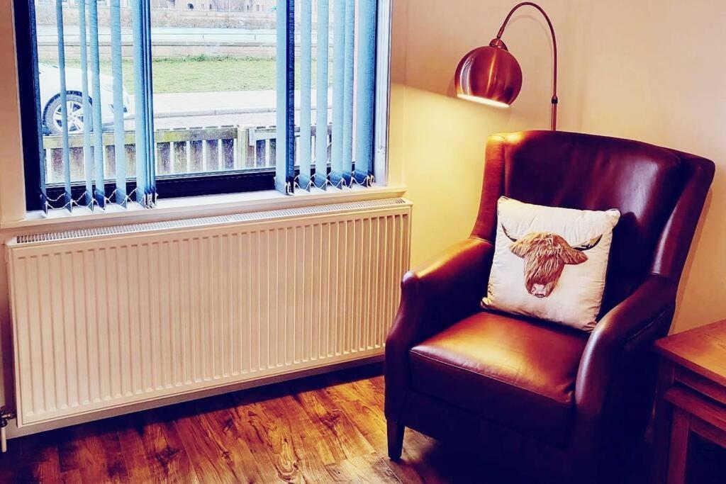 Ness Riverfront Holiday Home - City Centre إينفيرنيس المظهر الخارجي الصورة