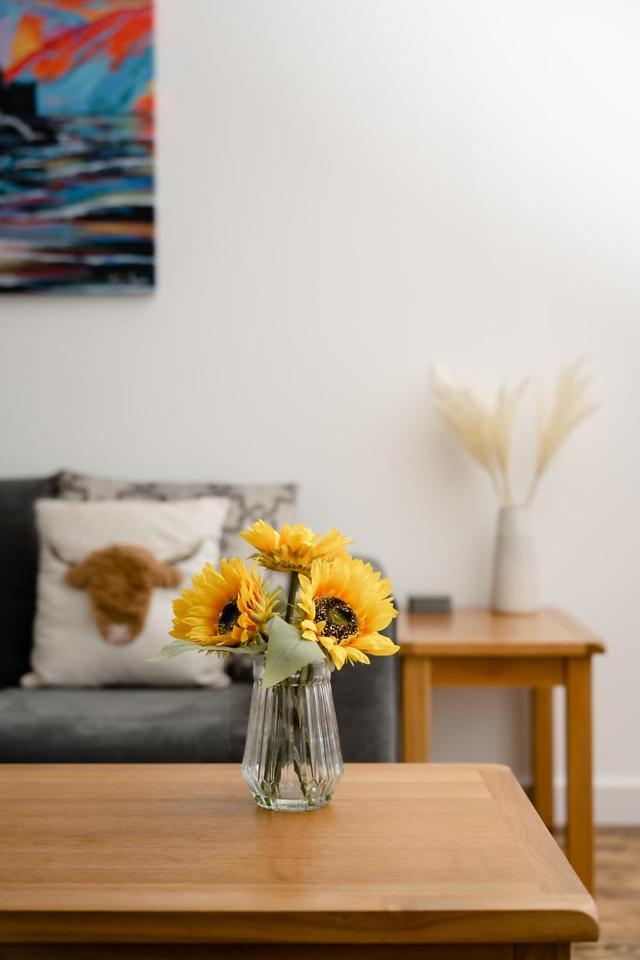 Ness Riverfront Holiday Home - City Centre إينفيرنيس المظهر الخارجي الصورة