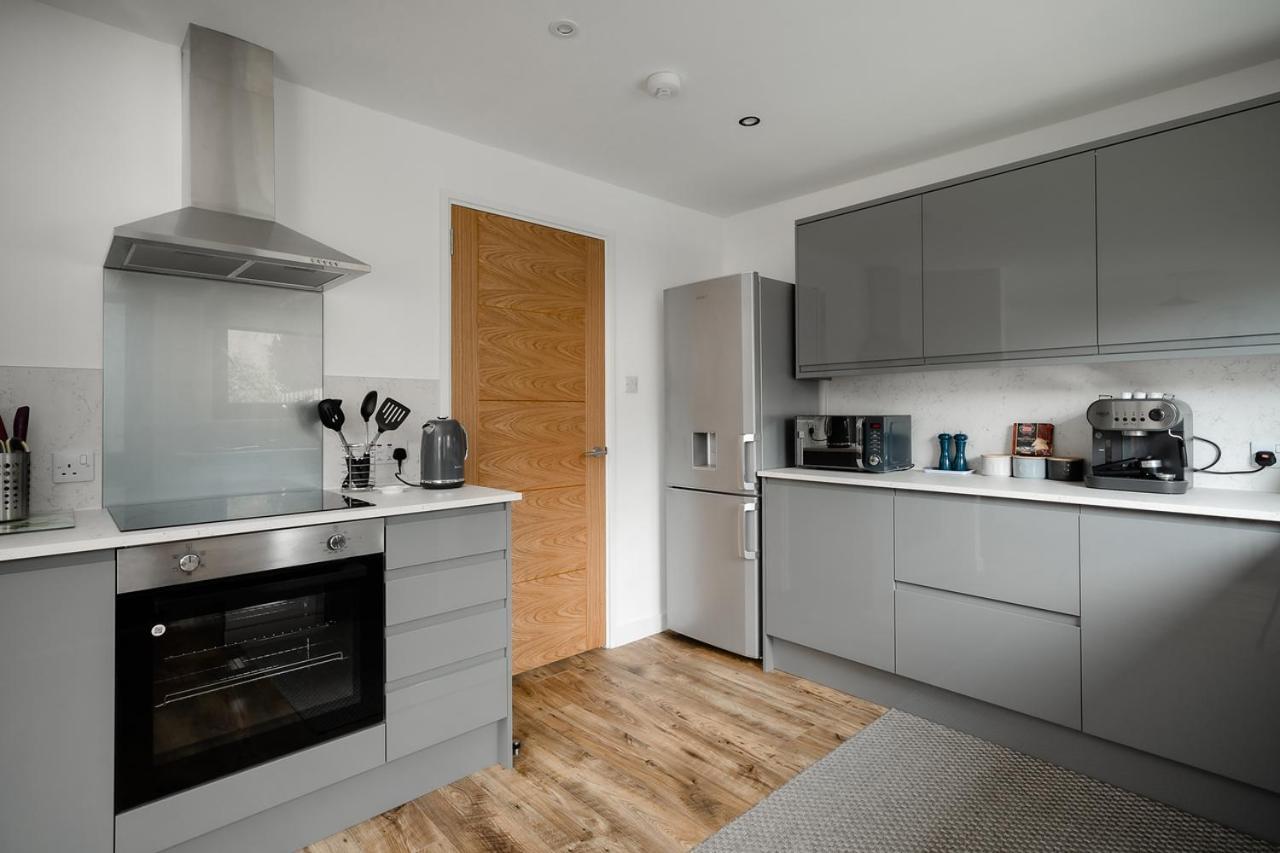Ness Riverfront Holiday Home - City Centre إينفيرنيس المظهر الخارجي الصورة
