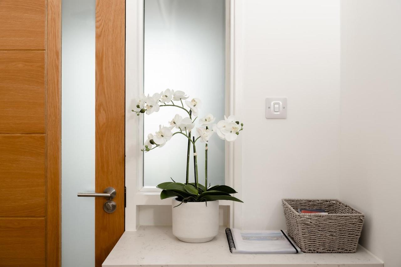 Ness Riverfront Holiday Home - City Centre إينفيرنيس المظهر الخارجي الصورة