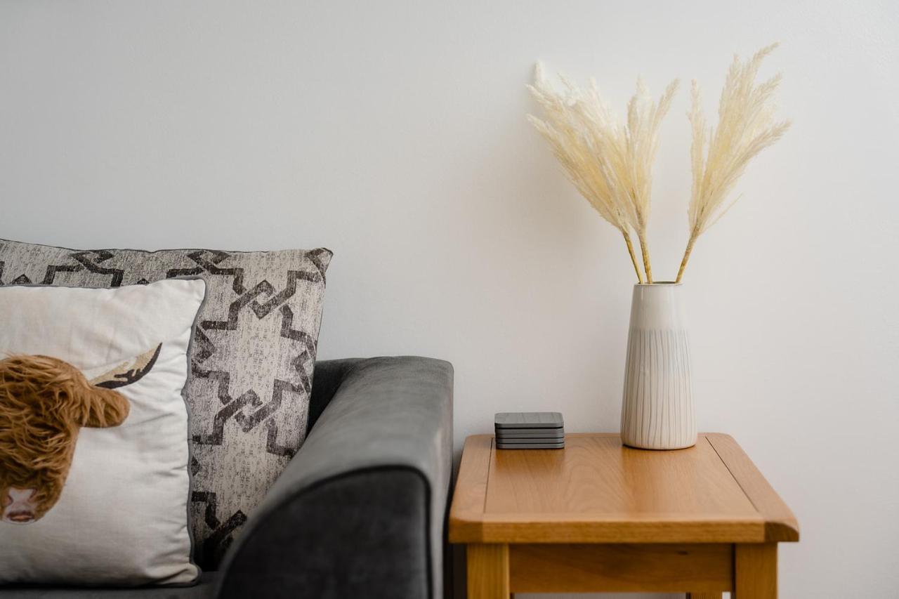 Ness Riverfront Holiday Home - City Centre إينفيرنيس المظهر الخارجي الصورة