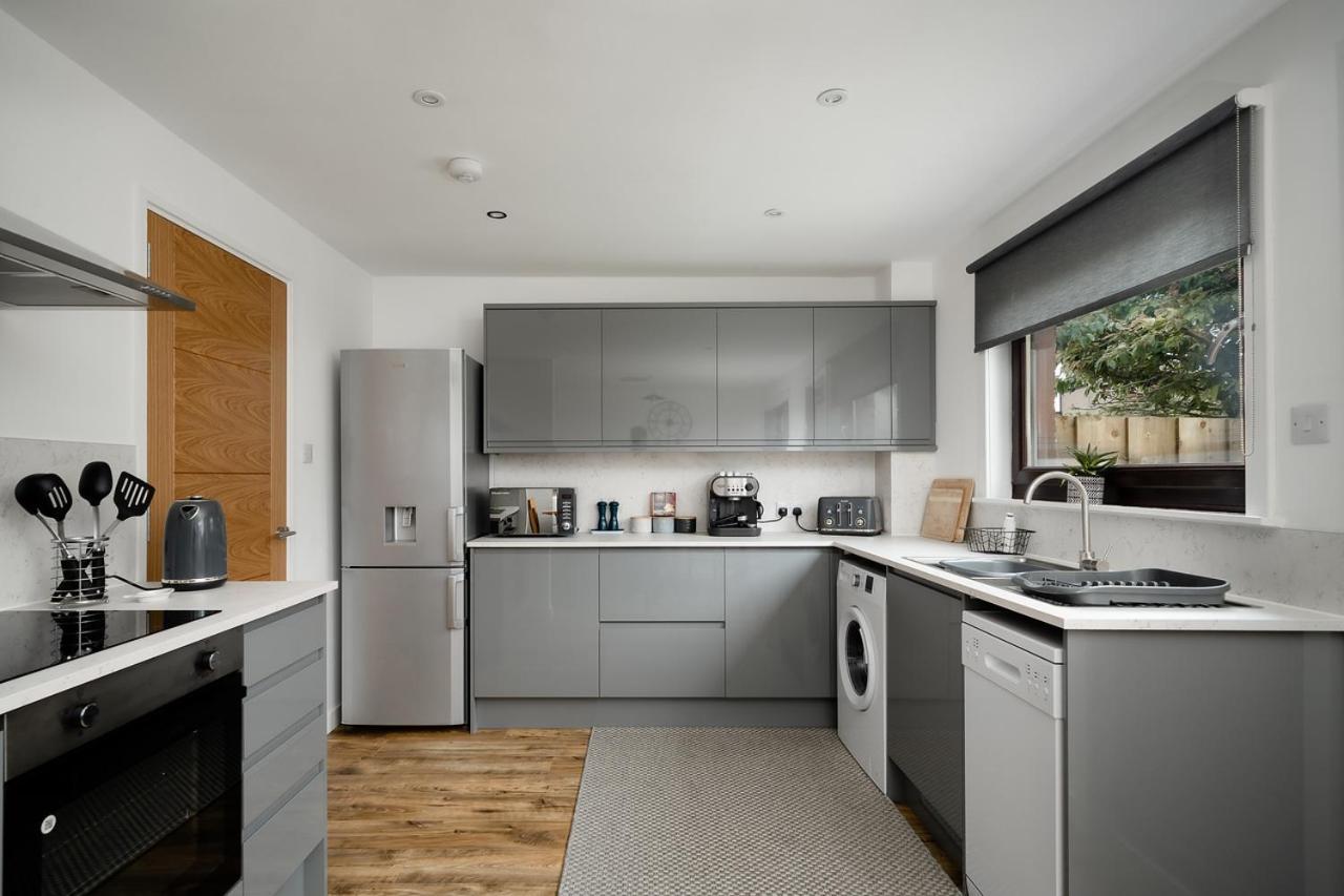 Ness Riverfront Holiday Home - City Centre إينفيرنيس المظهر الخارجي الصورة