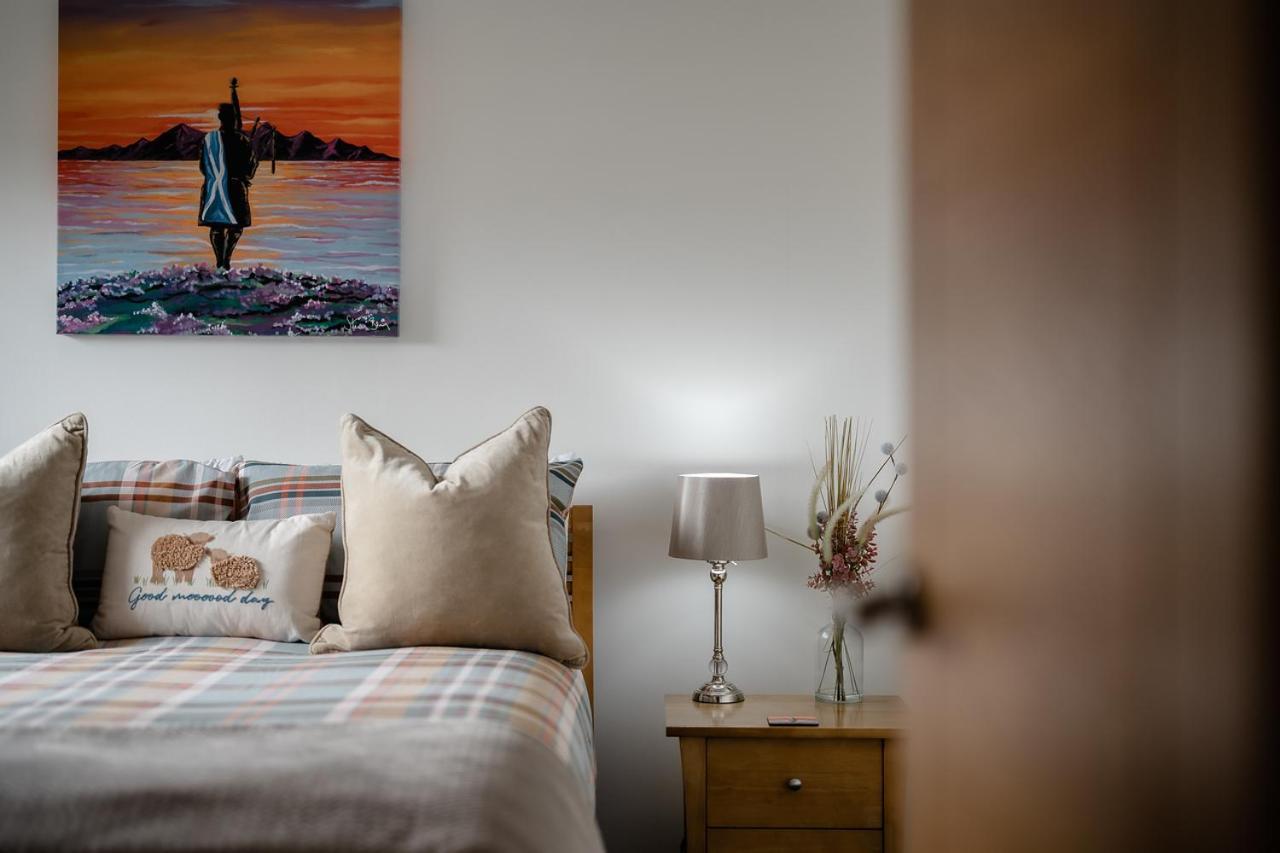 Ness Riverfront Holiday Home - City Centre إينفيرنيس المظهر الخارجي الصورة