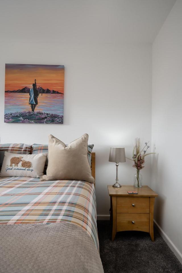 Ness Riverfront Holiday Home - City Centre إينفيرنيس المظهر الخارجي الصورة