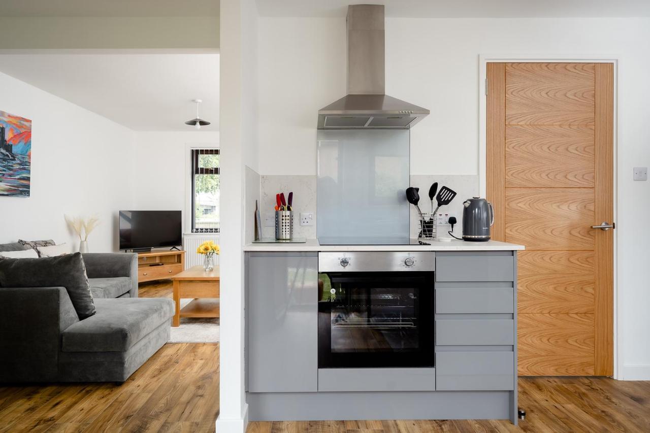 Ness Riverfront Holiday Home - City Centre إينفيرنيس المظهر الخارجي الصورة