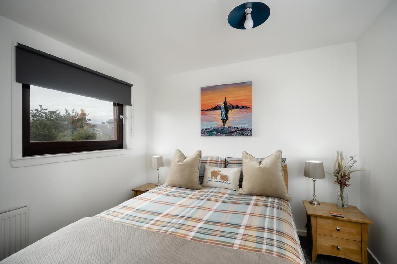 Ness Riverfront Holiday Home - City Centre إينفيرنيس المظهر الخارجي الصورة