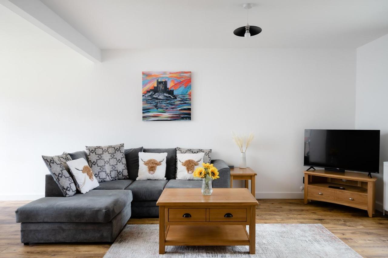 Ness Riverfront Holiday Home - City Centre إينفيرنيس المظهر الخارجي الصورة